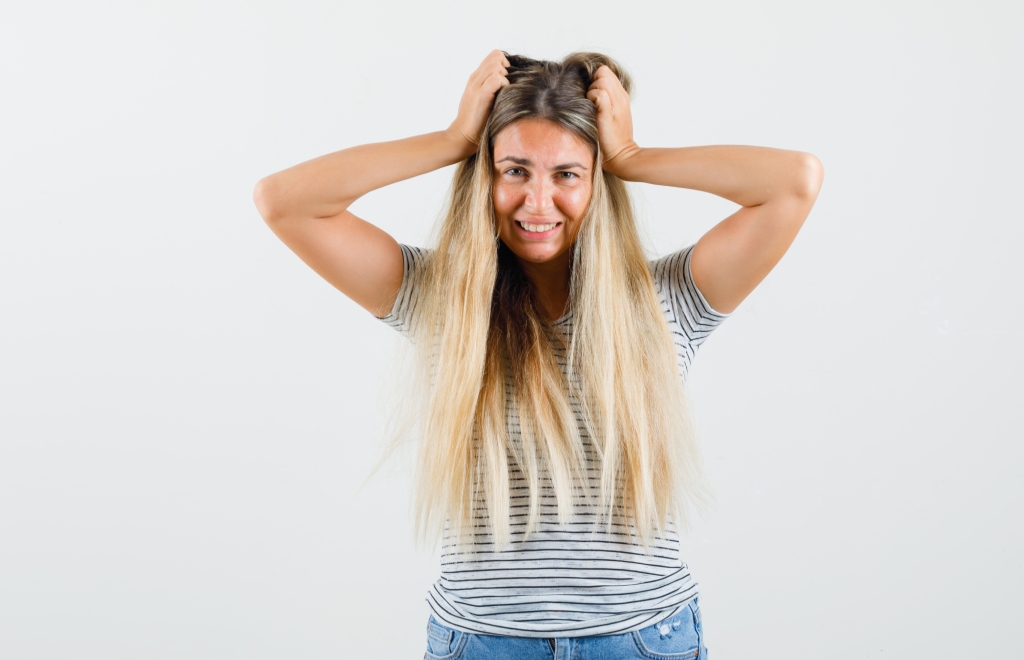 Cabelo com frizz mesmo hidratado
