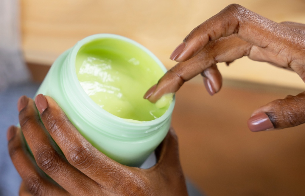 Leave-in, creme de pentear ou finalizador? Entenda a diferença 